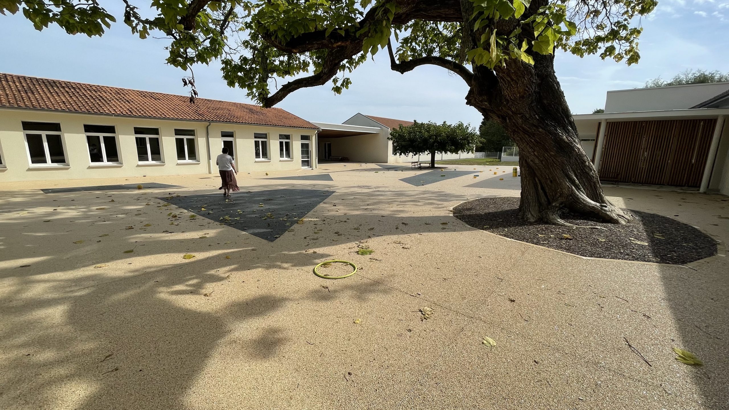 Cours école en revêtements de sol perméables